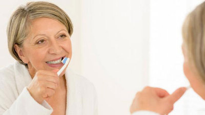 成年人刷牙.jpg